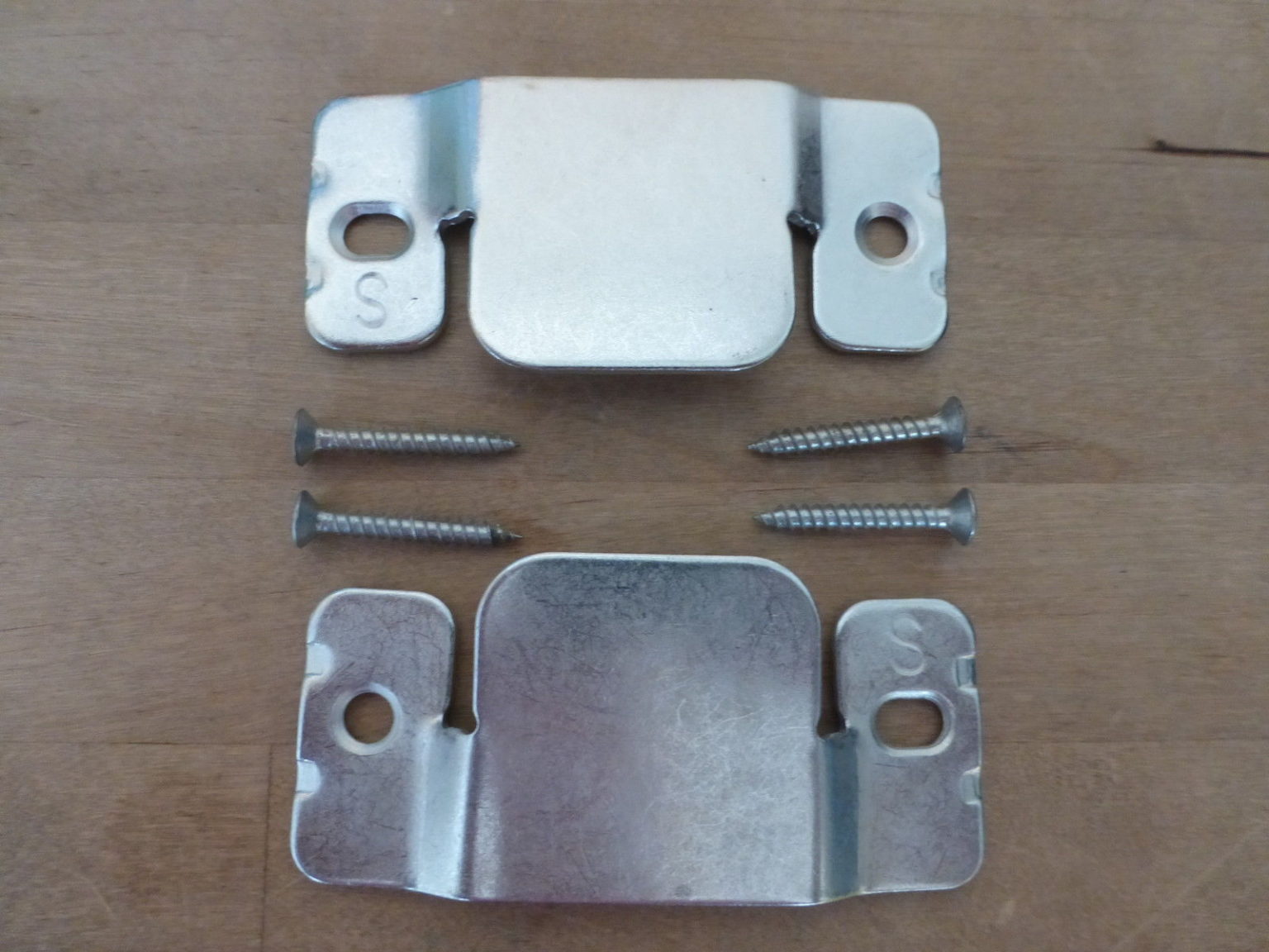 1 PAIR of METAL SOFA CLIPS / FURNITURE CONNECTORS HEAVY DUTY 4 FREE SCREWS Ellbee Fabrics
